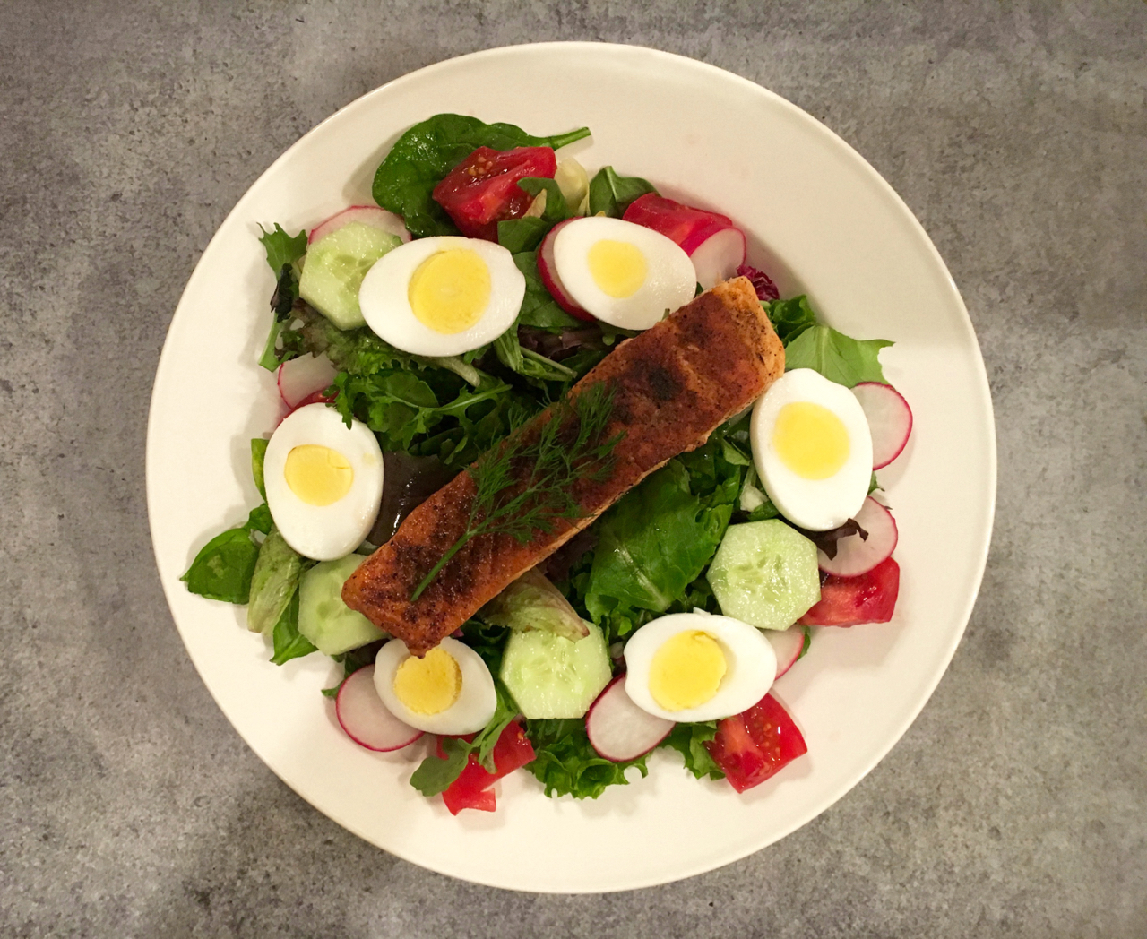 blackened-salmon-salad-with-greek-yogurt-dill-dressing-zesty-olive